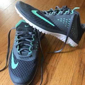 Like new Women’s size 5 Nike FS Run shoes.